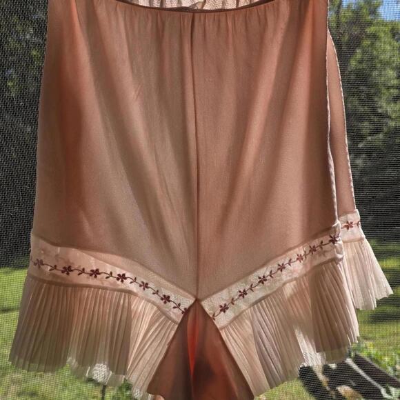 Vintage 1960’s Pink Ruffled Embroidered Floral Tap Pants Shorts